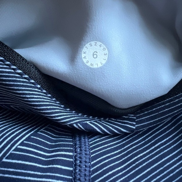 Lululemon Speed Up Crop (21")
Etch Hail Midnight Navy - Picture 3 of 3